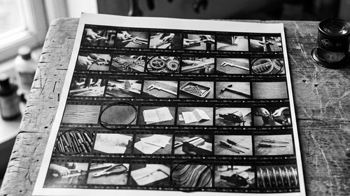Une planche de contact posée sur un établi, examinée à la loupe